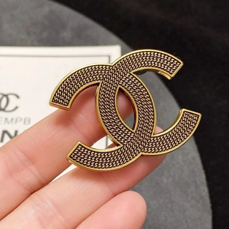 Chanel basic logo brooch qc 5
