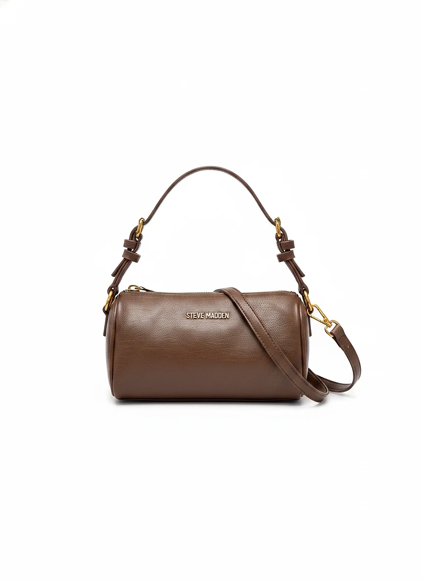 Bolso Steve Madden — foto real editada con IA