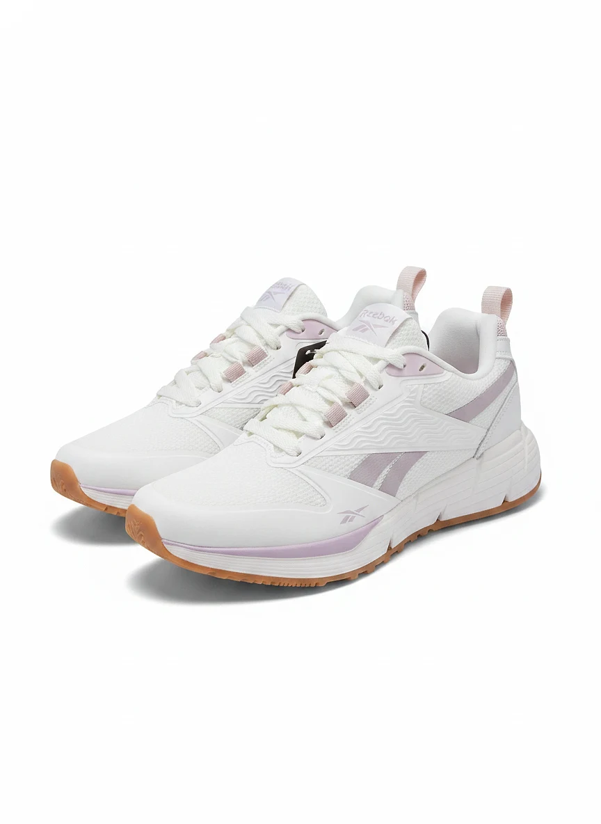 Zapatillas Reebok — foto real editada con IA