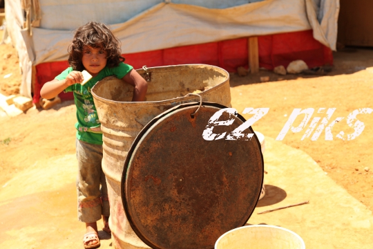 Child inside Qibb Ilyas refugee camp