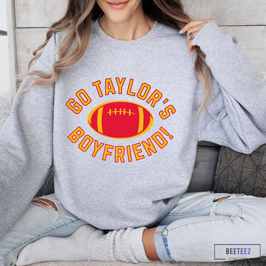 Beeteez - Fleece Sweatshirt - Go Taylor'S Boyfriend! Super Bowl Sunday Shirt - Fun Shirt For Fans - Travis And Taylor - Funny Football Party Shirt Crewneck Sweatshirt