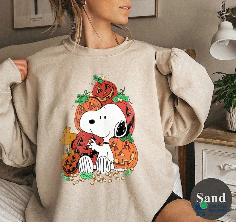 Onlytee - Fleece Sweatshirt - Retro Snoopy Halloween Shirt - Vintage Snoopy Fall Shirt - Dog Autumn Pumpkin Sweatshirt - Retro Halloween Hoodie - Peanuts Halloween - Fall Shirt