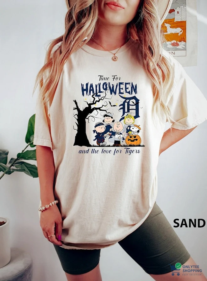 Onlytee - Fleece Sweatshirt - Funny Halloween Shirt - Retro Snoopy Halloween Shirt - Halloween Dog And Gang Shirt - Vintage Snoopy Fall Shirt - Trendy Sweatshirt - Snoopy Cute
