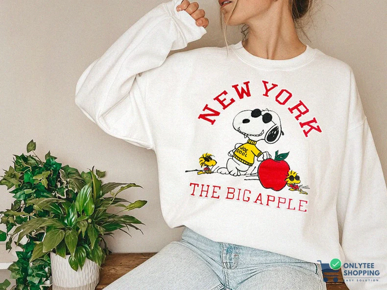 Onlytee - Printed Crewneck - New York Sweatshirt - New York City Sweatshirt - New Yorker Sweatshirt - Snoopy Sweatshirt - Big Apple Gift - Nyc Sweatshirt For Women
