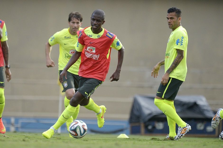 Ramires joga no lugar de Paulinho
