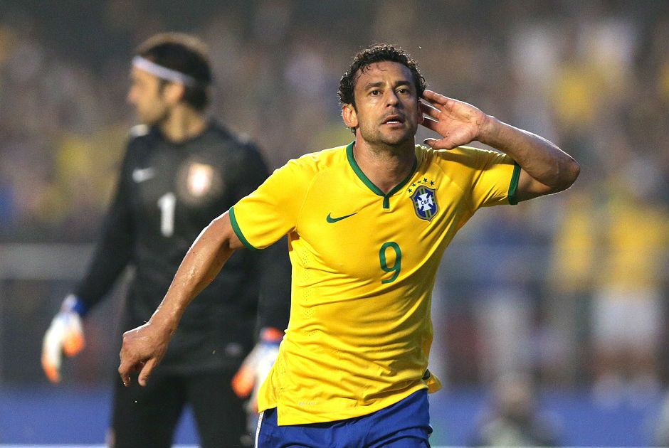 Fred corre para comemorar o gol que marcou diante da Sérvia