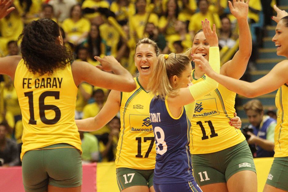Jogadoras comemoram após vencer da rival