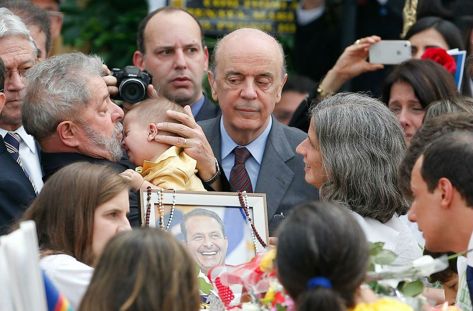 Lula beija Miguel, filho de Eduardo Campos que nasceu no início do ano
