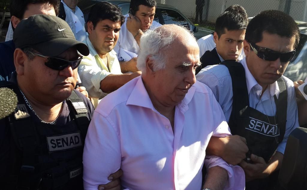 Abdelmassih fotografado nesta terça-feira (19), entre policiais paraguaios