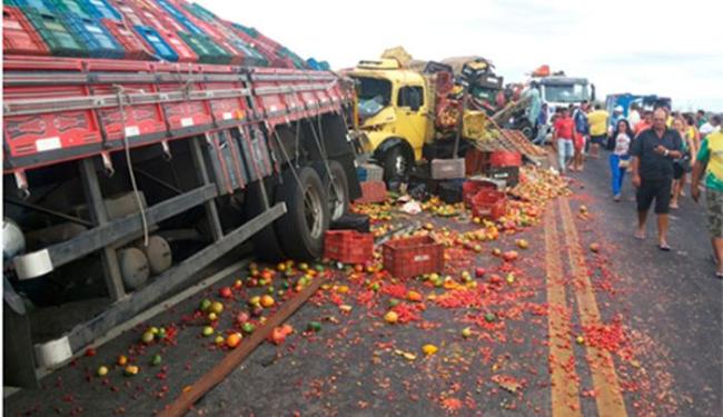 650x375_engavetamento-de-cinco-caminhoes-em-juazeiro_1458716