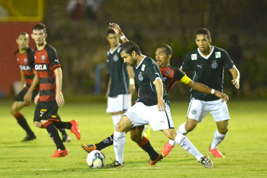 Richarlyson disputa a bola com jogador do Goiás