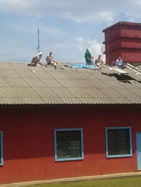 Dois detentos foram jogados do telhado em rebelião no Paraná