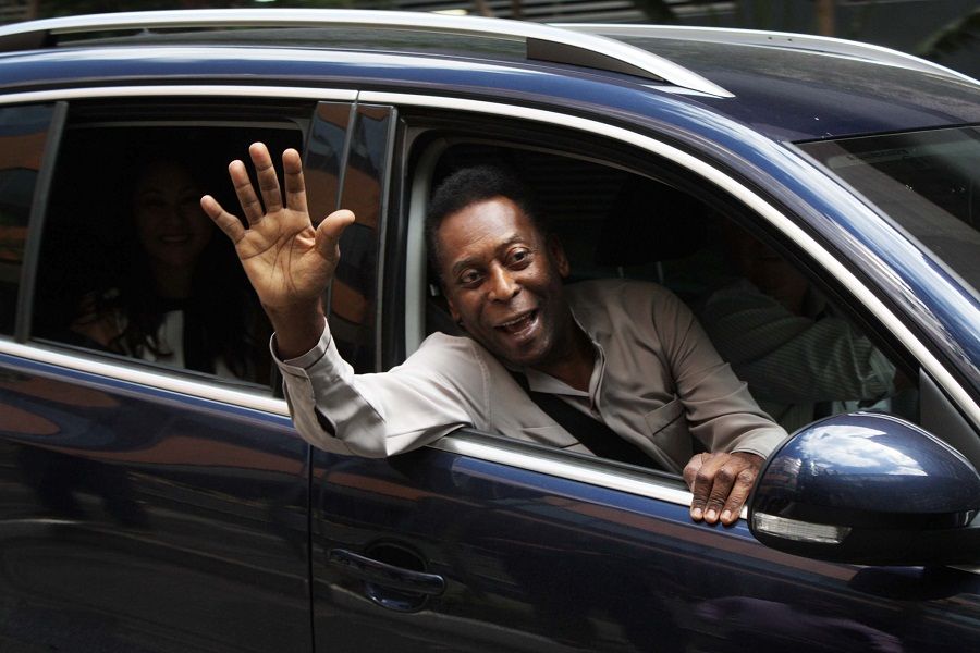 Pelé recebe alta.