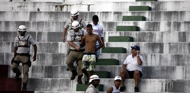torcedor-do-bahia-e-detido-apos-se-envolver-em-confusao-na-partida-contra-o-figueirense-1410738024872_615x300