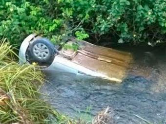 340x255_carro-cai-em-rio-e-motorista-morre_1474045