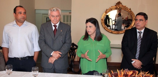 foto-mostra-a-governadora-roseana-sarney-ao-lado-do-presidente-da-assembleia-a-esquerda-que-vai-assumir-o-cargo-na-terca-1417718784498_615x300