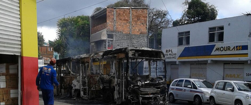 aratuonline-salvador-dois-onibus-incendiados-mata-escura-948x400