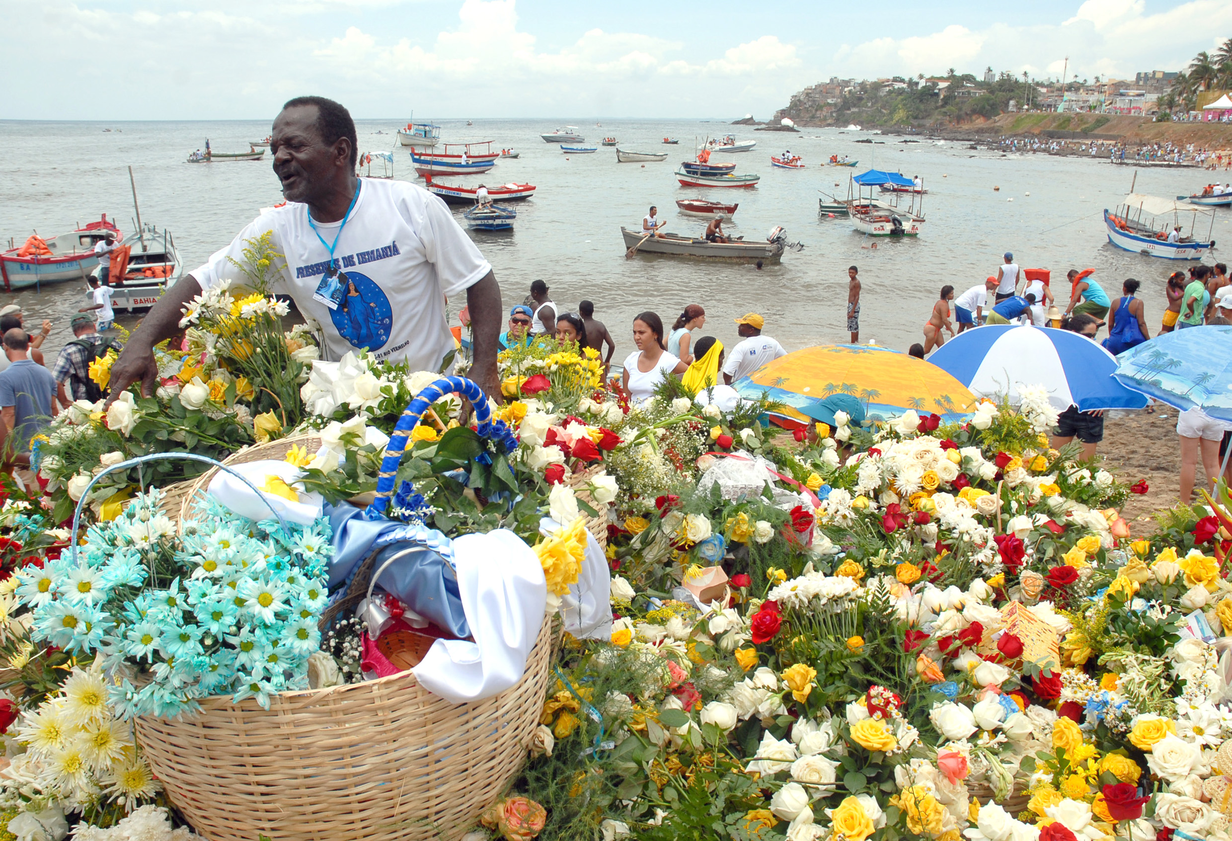 Oferendas_à_Iemanjá,_na_praia_do_Rio_Vermelho