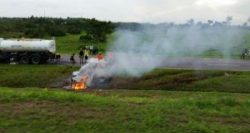 1667,br-324-carro-capota-e-pega-fogo-em-grave-acidente-proximo-a-aguas-claras-2