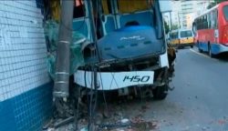 650x375_colisao-onibus-poste_1530658