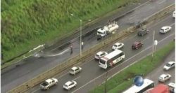 1723,caminhao-tanque-pega-fogo-na-br-324-limpurb-faz-limpeza-da-pista-2