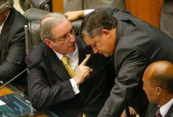 Eduardo Cunha (PMDB-RJ) fala com líder do governo na Câmara, José Guimarães (PT-CE)