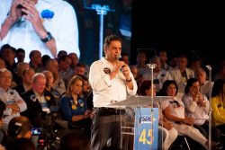 Aécio discursa durante convenção do PSDB