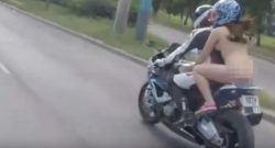 Motorista filma mulher andando nua em moto