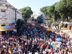 Público na 14ª Parada Gay da Bahia