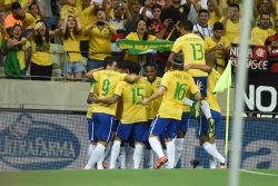 Jogadores comemoram primeiro gol de Willian