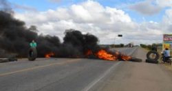 8001,apos-cerca-de-11-horas-caminhoneiros-encerram-protesto-na-br-407-2