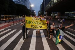 SÃO PAULO, SP,  02.12.2015: DILMA-IMPEACHMENT -  Manifestantes pró-impeachment ocupam a faixa de pedestres em frente ao Masp (Museu de Arte de São Paulo Assis Chateaubriand) na av. Paulista, em São Paulo (SP). O presidente da Câmara, Eduardo Cunha (PMDB-RJ), deu prosseguimento nesta quarta-feira (2) ao pedido de impeachment da presidente Dilma Rousseff, protocolado pelos advogados Hélio Bicudo, Miguel Reale Junior e Janaína Paschoal, nesta quarta-feira (2), em Brasília (DF) (Foto: Joel Silva/Folhapress)