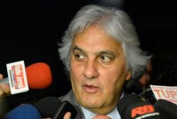 O líder do governo no Senado, Delcídio do Amaral, fala à imprensa no Congresso Nacional (Wilson Dias/Agência Brasil)