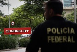 SÃO PAULO, SP, 22.02.2016: OPERAÇÃO-LAVA JATO - Polícia Federal faz buscas na empreiteira Odebrecht, em São Paulo, durante a 23ª fase da Operação Lava Jato, iniciada na manhã desta segunda-feira (22), intitulada 'Acarajé'. A Lava Jato investiga o esquema de corrupção na Petrobras. (Foto: Zanone Fraissat/Folhapress)