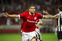 Rafael Moura do Internacional comemora seu gol contra o Santos pelo Campeonato Brasileiro A 2014 no estadio Beira Rio
