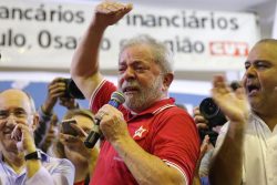 Ex-presidente Lula em ato de apoio na quadra dos Bancários, em São Paulo