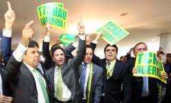 17/04/2016- Brasília- DF, Brasil- Sessão especial para votação do parecer do dep. Jovair Arantes (PTB-GO), aprovado em comissão especial, que recomenda a abertura do processo de impeachment da presidente da República. Na foto, Deputados da oposição chegam ao plenário. Foto: Antonio Augusto/ Câmara dos Deputados