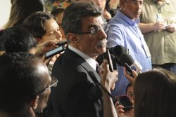 O relator-geral do Orçamento, Romero Jucá (PMDB-RR), fala à imprensa