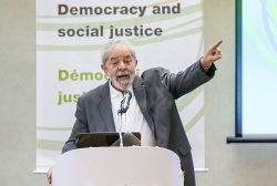 SP - LULA/SP/SEMINÁRIO - POLÍTICA - O ex-presidente Luiz Inácio Lula da Silva participa do seminário "Democracia e Justiça Social", no Hotel Maksoud Plaza, na região da Avenida Paulista, em São Paulo, nesta segunda-feira. 25/04/2016 - Foto: WILLIAM VOLCOV/BRAZIL PHOTO PRESS/ESTADÃO CONTEÚDO