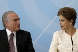 Vice-presidente Michel Temer e presidente Dilma Rousseff durante cerimônia no Palácio do Planalto em 24 de novembro de 2015. REUTERS/Ueslei Marcelino