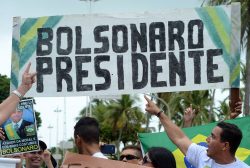 PE - 1º DE MAIO/BOLSONARO/RECIFE - GERAL - Manifestantes a favor de Jair Bolsonaro realizaram ato neste domingo 1º de Maio, Dia do Trabalhador, na praia de Boa Viagem. 01/05/2016 - Foto: PAULO UCHôA/LEIAJÁIMAGENS/ESTADÃO CONTEÚDO