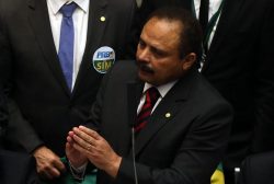 DF - IMPEACHMENT/CÂMARA/VOTAÇÃO - POLÍTICA - O deputado Waldir Maranhão (PP-MA)(d)   vota não ao impeachment, tendo ao lado   o presidente da Câmara, Eduardo Cunha   (PMDB-RJ)(e), durante sessão para   votação do processo de impeachment da   presidente Dilma Rousseff no plenário   da Casa, em Brasília, na tarde deste   domingo, 17.     17/04/2016 - Foto: ANDRÉ DUSEK/ESTADÃO CONTEÚDO