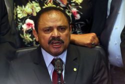 DF - IMPEACHMENT/SUSPENSÃO/MARANHÃO - POLÍTICA - O exercício da Câmara dos Deputados, Waldir Maranhão (PP-MA), fez  pronunciamento na presidência da Casa, em Brasília, nesta segunda-feira.   Ele tentou justificar a anulação da votação do impeachment da presidente Dilma Rousseff. "Nossa decisão foi com base na Constituição, com base   no nosso regimento, para que nós possamos corrigir em tempo vícios que certamente poderão ser insanáveis no futuro", afirmou. Em um discurso de   menos de três minutos, Maranhão disse estar ciente do momento delicado que o País vive e que existe o dever de salvar a democracia e o debate.     09/05/2016 - Foto: ANDRÉ DUSEK/ESTADÃO CONTEÚDO