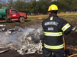 Bombeiro controla incêndio ocasionado com queda de aeronave