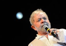 Rio de Janeiro - Ex-presidente Lula discursa em ato contra o impeachment da presidenta Dilma Rousseff nos Arcos da Lapa (Fernando Frazão/Agência Brasil)