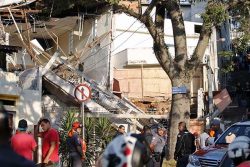 SP - DESABAMENTO/IHREJA/DIADEMA - GERAL - Paredes de uma igreja evangélica desabaram na tarde desta quarta-feira, 15, na Rua dos Jacarandás, em Diadema, no ABC Paulista. De acordo com informações iniciais divulgadas pelo Corpo de Bombeiros, o acidente deixou cinco feridos. A corporação deslocou 17 viaturas para atender o chamado. 15/06/2016 - Foto: MARCELO GONCALVES/SIGMAPRESS/ESTADÃO CONTEÚDO