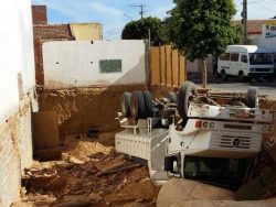 caminhao-engolido-por-buraco-em-guanambi-44