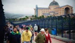 fieis_visitam_a_basilica_do_santuario_de_nossa_senhora_aparecida