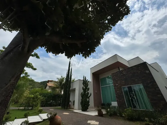 Casa Térrea Exclusiva com 4 Suítes, Piscina Aquecida e 1.500 m² de Natureza | Aldeia do Va