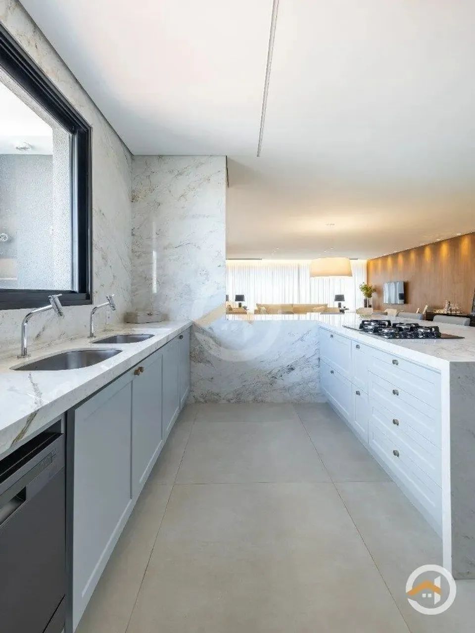Apartamento de alto padrão com vista para a Praça do Sol  3 suítes, 3 vagas